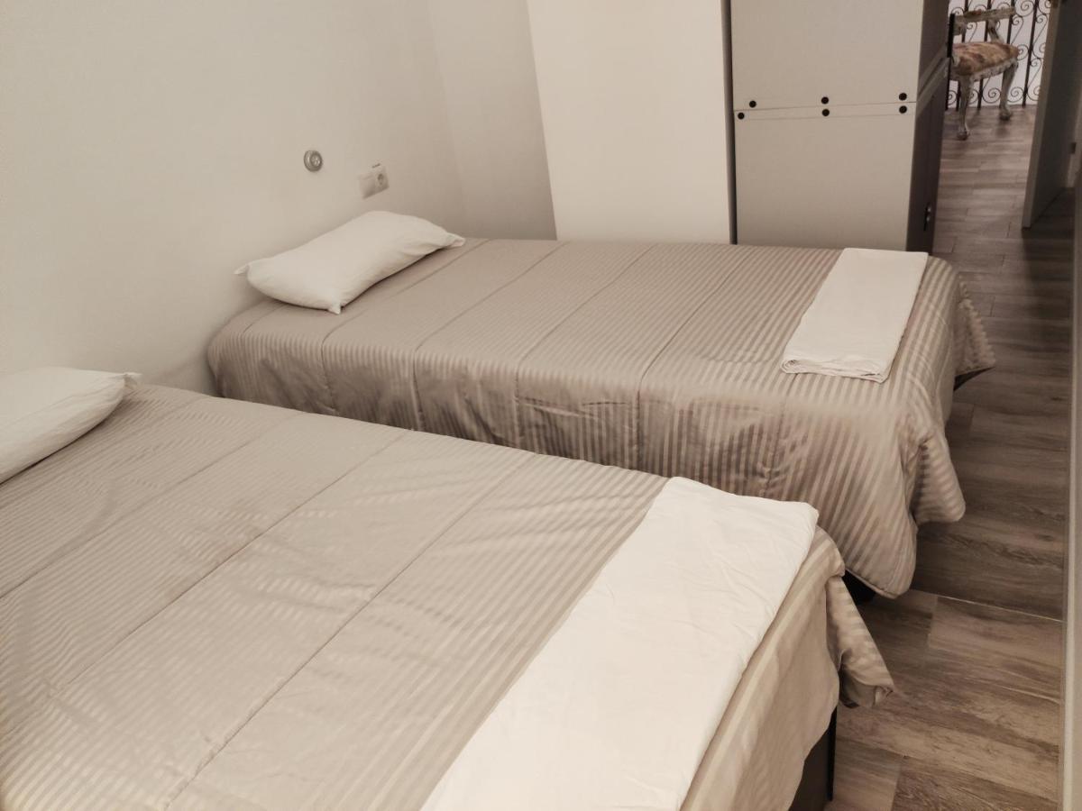 Palafox 23 Hostel มาดริด ภายนอก รูปภาพ