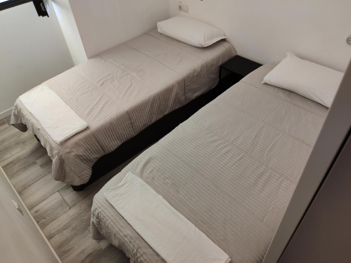 Palafox 23 Hostel มาดริด ภายนอก รูปภาพ